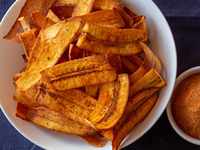 Chips de plantain frits Plantain doux du VietNam Chips Recette Mariquitas Cubanas Bandes de plantain frit Croquant profond