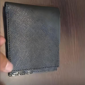 Cartera Bifold Minimalista Clásica en Negro y Verde Salvia Sutil para Hombre con Acabado Texturizado Saffiano y Ranuras Interiores para Tarjetas - Product Image 2