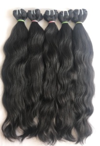 Raw India Venta al por mayor Remy Cutícula alineada 22 "Color natural Humano Natural Ondulado Densidad gruesa Extensión de cabello camboyano - Product Image 3