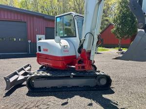 รถขุดขนาดเล็กแบบตีนตะขาบ สภาพดี ปี 2019 ยี่ห้อ Takeuchi รุ่น TB260 พร้อมบุ้งกี๋ขนาด 0.12 ลบ.ม. สำหรับงานก่อสร้าง ฟาร์ม และจัดสวน - Product Image 3
