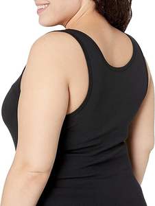 Camiseta sin mangas ajustada para mujer Fabricada en Bangladesh, Emparejamiento cómodo informal con leggings de cintura alta o jeans. - Product Image 4