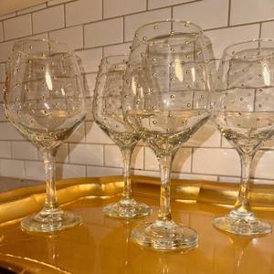 Verres à vin en verre modernes, faits à la main et écologiques, très demandés, complètent parfaitement les rassemblements décontractés et les célébrations formelles sans effort. - Product Image 1