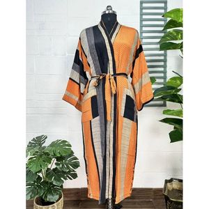 Kimono vintage en crêpe de soie, robe douce et confortable, vêtement de détente léger et luxueux, cadeau d'été parfait pour les femmes, vêtements de nuit - Product Image 1