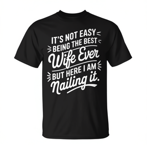 ท้าทายทุกขีดจำกัดเพื่อเป็นภรรยาที่ดีที่สุดตลอดกาล แต่ฉันกำลังประสบความสำเร็จอยู่ที่นี่ เสื้อยืด-สินค้าส่งเสริมการขาย - Product Image 2