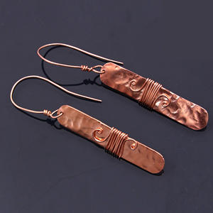 Boucles d'oreilles en laiton plaqué or 18 carats faites à la main Nouvelle arrivée Bijoux à la mode de qualité supérieure à un prix raisonnable pour les fêtes et les cadeaux - Product Image 1