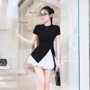 Ensemble femme moderne décontracté, haut blanc à manches courtes avec jupe à rayures fines - Product Image 1