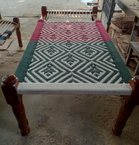 ม้านั่งชาร์ปายที่หรูหราพร้อมลวดลายเพชรทอสีน้ำตาลอ่อนและสีเบจบนขาไม้สีเข้มที่แกะสลักอย่างประณีต ในราคาขายส่ง - Product Image 4