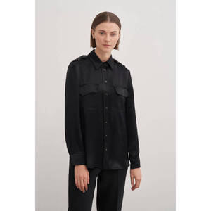 Blusa Negra de Satén para Mujer con Detalle de Epaulettes y Cuello Camisero - Product Image 1