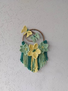 Suspension murale en macramé floral papillon violet artistique pour les intérieurs d'inspiration bohème, décoration moderne de la maison, vente en gros en provenance d'Inde - Product Image 3