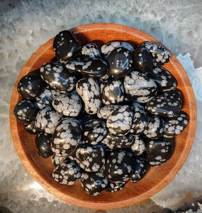 Quartz de guérison naturelle en gros Pierre précieuse Flocon de neige Obsidienne Pierres dégringolées Cristal d'obsidienne Motif de flocon de neige Obsidienne Tumble - Product Image 6