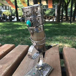 Jarra de cuerno única hecha a mano para amantes de la cerveza y el hidromiel Artesanía natural Técnica pulida - Product Image 1