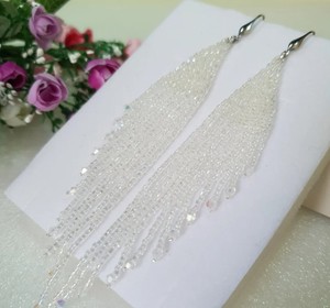 Pendientes de Novia de 5 Pulgadas de Largo, Color Blanco Brillante, Flecos Largos con Cristales - Product Image 1