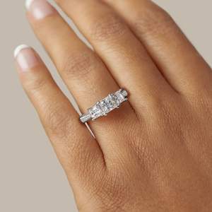 Anillo de compromiso de piedra de acento oculto de tres piedras de corte princesa para mujer - Product Image 3