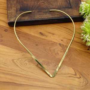 Collier ras du cou bohème en laiton uni en forme de V doré, collier ajustable pour bijoux de festival. - Product Image 1