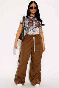 T-shirt court camouflage pour femme, manches courtes, coupe ajustée, avec impression de numéros, marque privée, vente en gros, maillot de football américain - Product Image 4