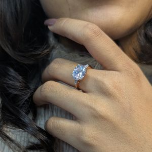 Venta al por mayor de diamantes de moissanita de corte ovalado personalizados con piedras baguette laterales, joyería de oro para bodas K de 10/14K/18K - Product Image 2