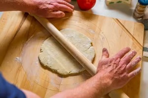 H.M.A Handicrafts - Mini Tabla de Madera de Olivo Hecha a Mano, Bandeja de Madera Natural para Cortar y Servir con Asa, Ecológica, Apta para Lavavajillas - Product Image 5