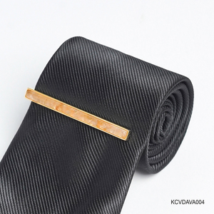 Pinza de corbata chapada en oro de 18 quilates para hombre con piedras preciosas de cuarzo rutilado dorado Fengshui (KCVDAVA004) de la colección Tinh Vu - Product Image 1