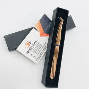 Pinzas profesionales de Extensión de pestañas de acero sostenible al por mayor punta de fibra de oro rosa de 65 grados logotipo personalizado - Product Image 3