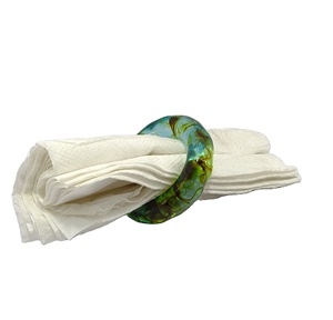 Anneau de serviette en résine verte translucide de luxe, boucle porte-serviette en résine torsadée haut de gamme pour la décoration de table d'hôtel et de restaurant - Product Image 1