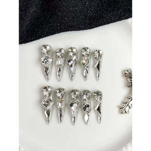 Autocollants pour ongles de luxe Diamond Reign avec accents de diamants - Product Image 2