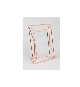 Cadre photo en métal minimaliste élégant pour la décoration intérieure moderne, à utiliser sur un bureau ou une étagère - Product Image 2