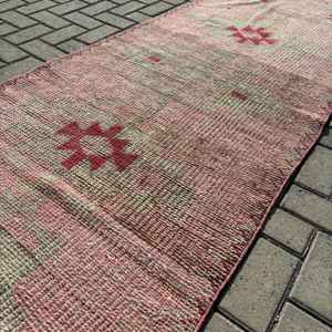 Alfombra Turca Vintage, Alfombra de 3x11.5 pies, Alfombra Roja con Estampado Animal - Product Image 2