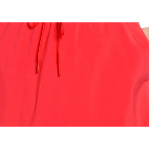 กระโปรงกางเกง Zella Taylor Performance สำหรับผู้หญิง ลายดอกชบาสีแดง ไซส์ใหญ่ ผลิตจากผ้าสแปนเด็กซ์คอตตอน ตกแต่งด้วยโลโก้ - Product Image 3