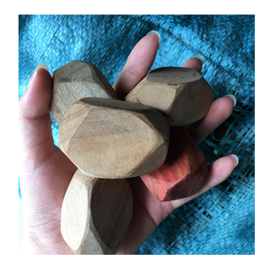 Bloques apilables de Roca de madera Tumi Ishi que ayudan a los niños pequeños a aprender sobre la gravedad y el equilibrio a través del juego práctico - Product Image 1