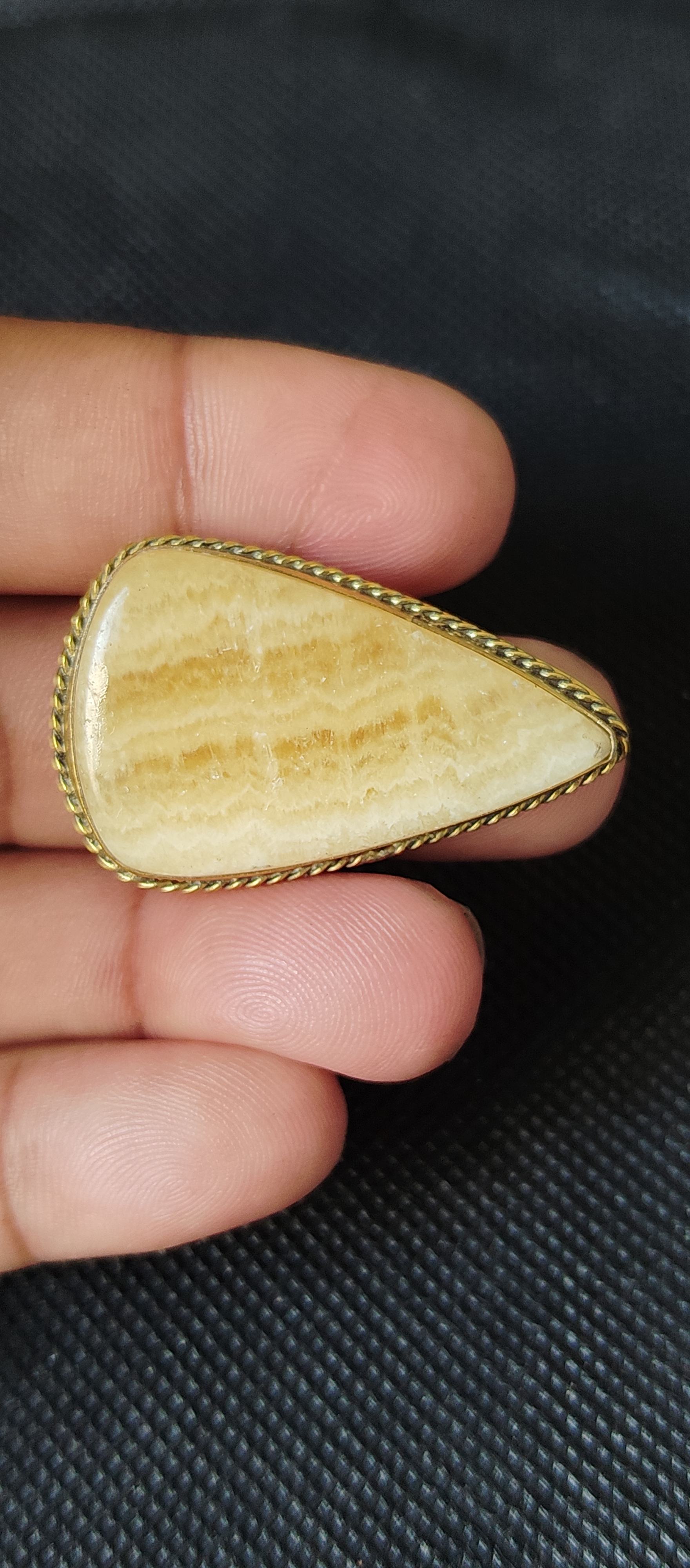 สีเหลือง