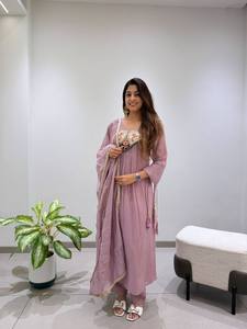 Conjunto de traje Anarkali morado claro bordado de secado rápido hasta el suelo para mujer, mezcla de seda, estilo indio pakistaní, con dupatta para fiesta - Product Image 3
