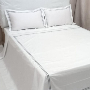 Ensemble de housse de couette à double broderie, qualité 400 fils, vert sauge/bleu, satin de soie lavable, moderne - Product Image 1