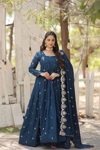 Robe Anarkali de Travail de Séquence de Broderie en Fausse Fourrure Lourde de Designer pour le Festival de Fête des Femmes par FabZone de Haute Qualité - Product Image 5