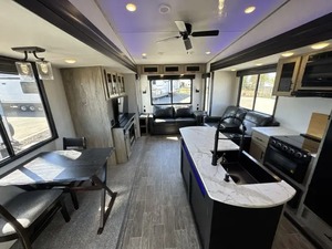 Remolque RV Cherokee Arctic Wolf 3550 Suite Fo-r-e-s-t- Ri-ver 2022 USADO EN BUEN ESTADO, listo para la venta - Product Image 4