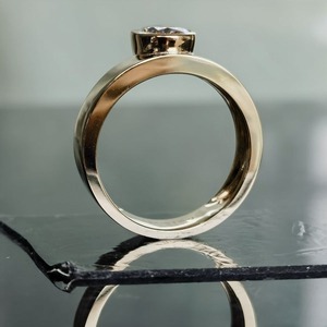 Bague solitaire en or jaune 14 carats avec diamant de laboratoire en forme de poire de 1,50 carat, sertie clos, à bande épaisse, bijoux fins, bague de fiançailles et de mariage pour femme - Product Image 4