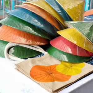 Chapeau Lotus Eco Conscious pour les marques de mode modernes, promouvant des produits naturels et éthiques - Product Image 1