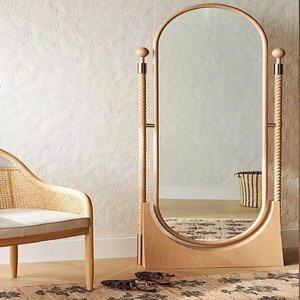 Espejo de cuerpo entero con un marco rico y oscuro. Sus líneas limpias y tonos profundos ofrecen un aspecto sofisticado, ideal para interiores modernos. - Product Image 6