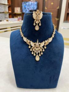 Conjunto de joyería de imitación de boda para mujer al por mayor, collar de estilo Kundan chapado en oro, adornos de piedras preciosas, principal de latón - Product Image 2