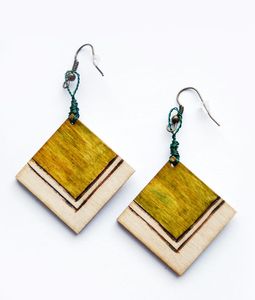 Boucles d'oreilles pendantes en forme de cœur géométrique de style ange, en bois et en résine, faites à la main, avec des couleurs personnalisables - Product Image 6