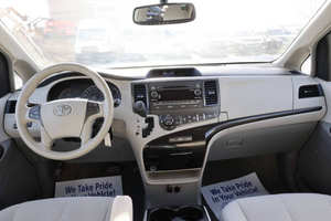 Toyota Sienna LE 2014 Usada en Buen Estado, 7 Pasajeros, Asiento con Acceso Automático - Product Image 2