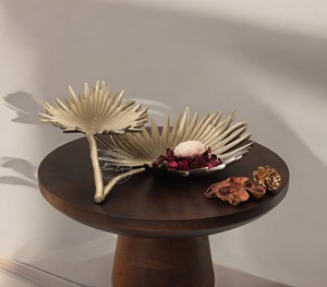 Plato de hojas decorativas de aluminio Lujoso diseño de Palma Centro de mesa elegante Ideal para mesa de comedor y decoración del hogar - Product Image 1