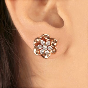 ต่างหูเพชรทรงดอกไม้ชุบทองคำสีกุหลาบ ดีไซน์ลายกลีบดอกไม้หมุนวน ประดับด้วยหินระยิบระยับ เครื่องประดับที่มีสไตล์ เหมาะสำหรับงานปาร์ตี้ - Product Image 1