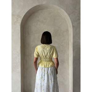 Chemise pour femme avec col à détails complexes et design plissé - Product Image 2