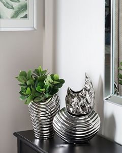 Vase contemporain en acier inoxydable fait main avec un design ondulé, décoration de table - Product Image 2