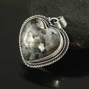 Collier pendentif Larvikite fabriqué à la main en forme de coeur bijoux en pierres précieuses en argent Sterling 925 cadeau d'anniversaire élégant - Product Image 1