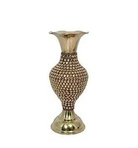 Florero de decoración interior y hogar de estilo moderno Florero de metal de aluminio Premium con diseño de cuentas de oro y cristal brillante - Product Image 1