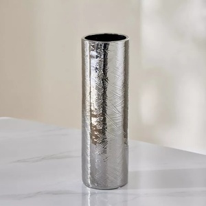 Florero Moderno de Metal Diseñado para Interiores con un Acabado Artesanal Suave que Brinda un Toque Decorativo Portátil al por Mayor - Product Image 4