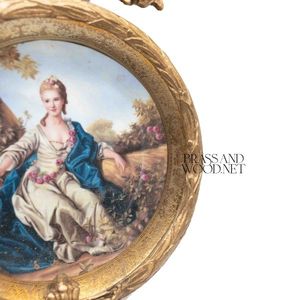 Cadre mural rond en laiton antique avec décoration dorée ornée avec portrait peint à la main d'une élégante dame en tenue classique - Product Image 4