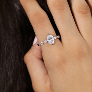Anillo de Compromiso con Diamante Cultivado en Laboratorio de Corte Ovalado de 1.20 CTW, Detalles Laterales de Corte Pera y Marquesa, Oro Sólido de 14K, Elegante Anillo de Novia para Mujer - Product Image 4