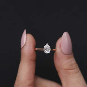 Bague de fiançailles solitaire en diamant de culture, taille poire, fabriquée à la main en Nouvelle-Zélande, en argent sterling/platine, clarté VS1 - Product Image 2